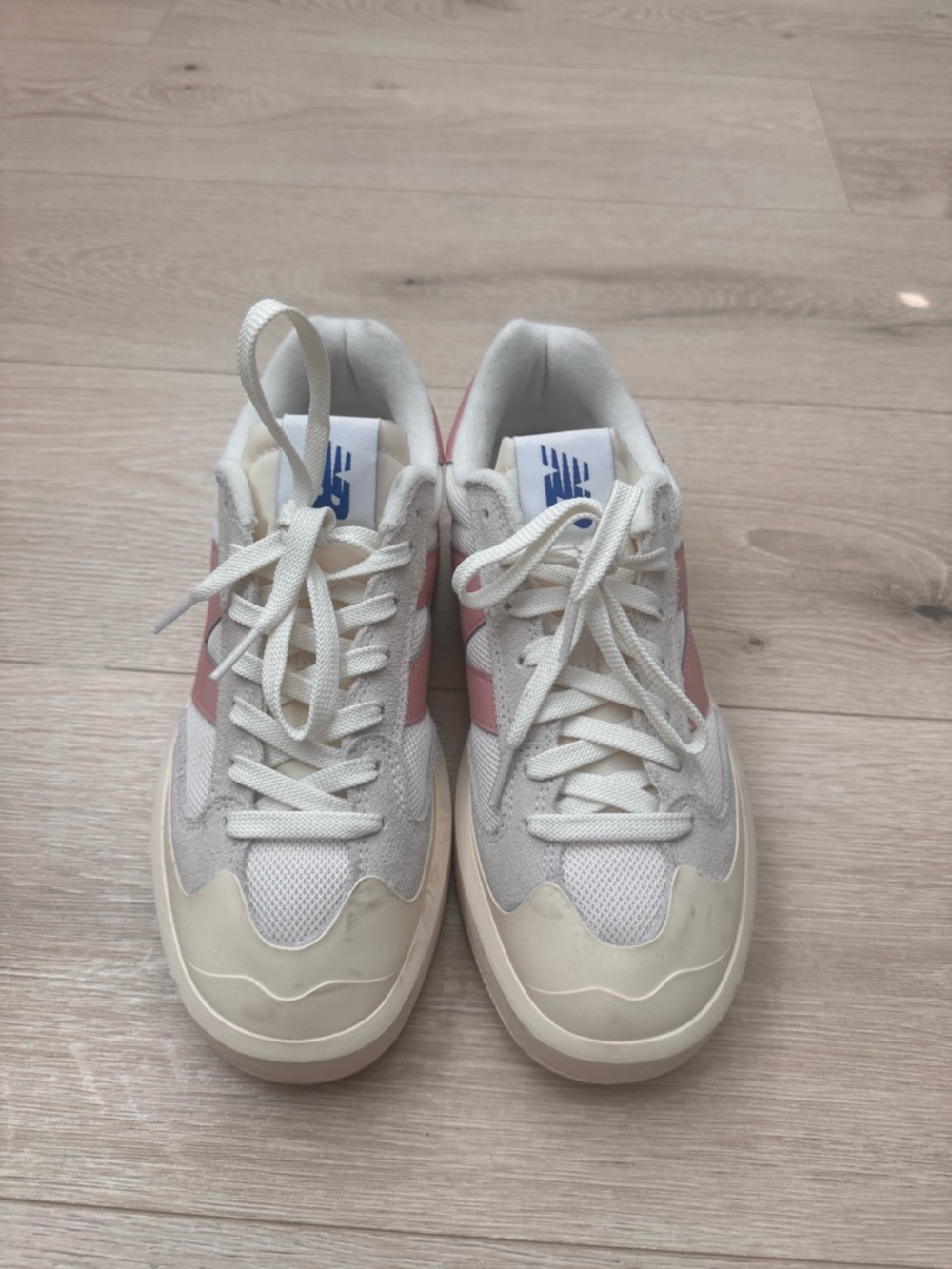 New Balance Women's White and Pink Athletic Sneakers